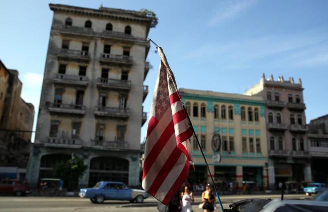 Una bandera de EEUU ondea en una bicitaxi, en La Habana.
