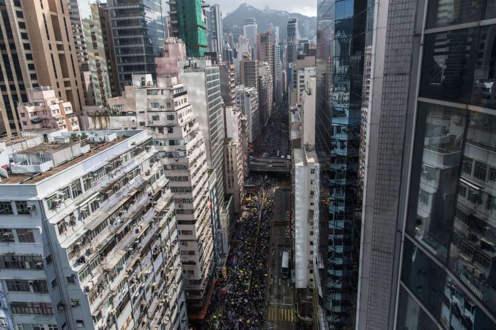 Los manifestantes prodemocracia marchan por las calles de Hong Kong.