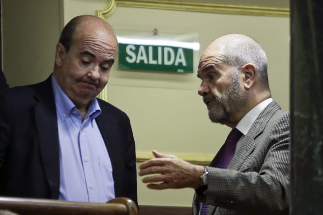 Los diputados socialistas Manuel Chaves (d) y Gaspar Zarras (i) el...