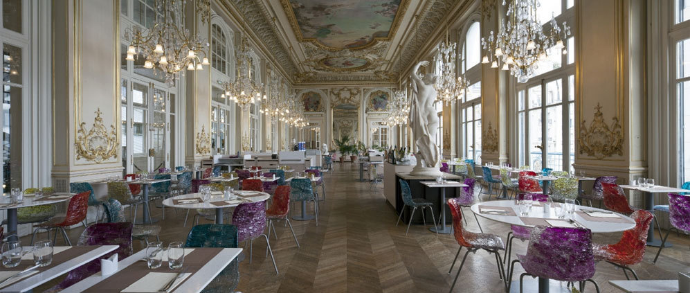 Siempre hay excusa para volver al <b>Museo d'Orsay</b>, ya sea por reencontrarse con viejos amigos como Czanne, Manet o Degas o por cenar en un lugar considerado monumento histrico. El <a href=http://www.musee-orsay.fr/es/visita/servicios/restaurantes.html>restaurante del museo</a> conserva el mismo espritu con el que fue abierto en 1900. Las lmparas de araa y sus techos pintados trasladan al comensal a otra poca donde los cuidados platos del chef Yann Landureau cobran sentido. Los jueves ofrecen un men especial que sirve como broche a un recorrido ntimo por las salas del museo.