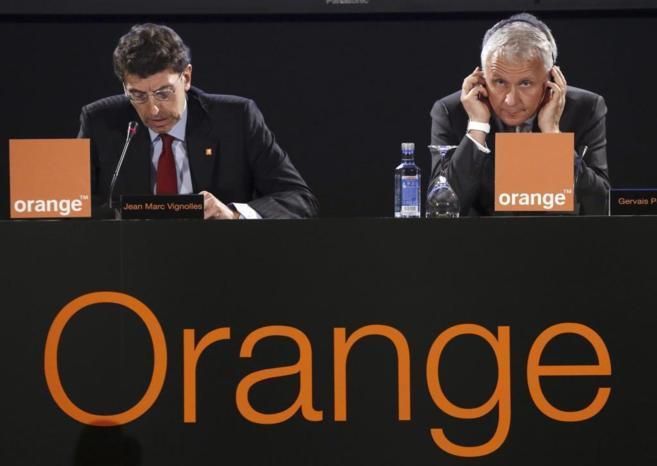 El director general de Orange, Gervais Pellisier, y el consejero...