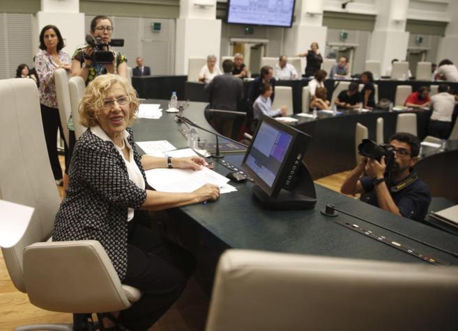 La alcaldesa de Madrid, Manuela Carmena, en el pleno del Ayuntamiento...
