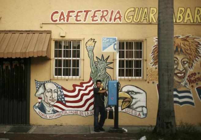 Un hombre habla por telfono en el barrio de Pequea Habana, en...