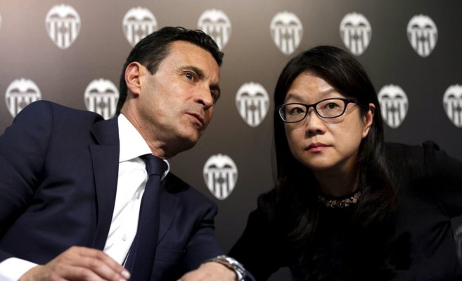 Amadeo Salvo, junto a la nueva presidenta del Valencia, Lay Hoon Chan.