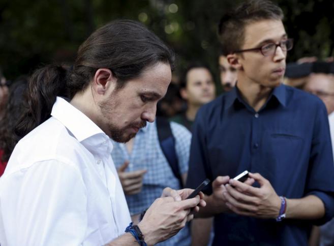 El lder de Podemos, Pablo Iglesias, junto a igo Errejn.