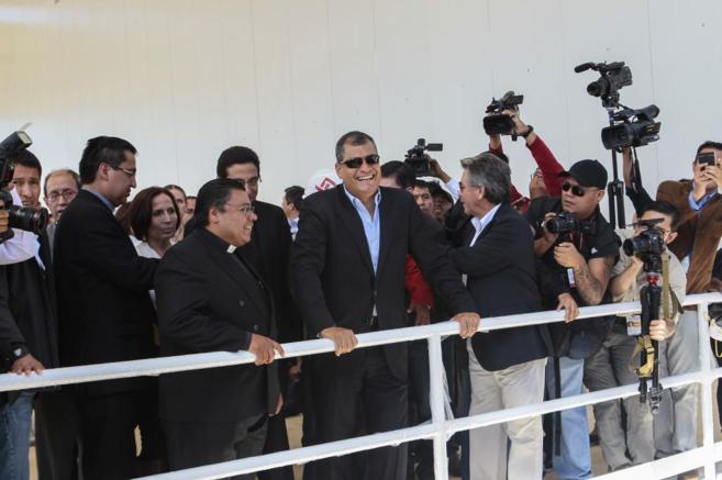Rafael Correa recorre el escenario donde el Papa oficiar la misa...