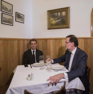 La foto de Rajoy y Sarkozy que ha compartido el presidente en Twitter.