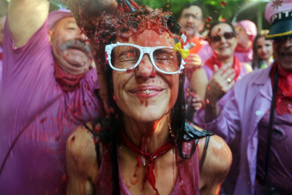 Una mujer disfruta de "La Batalla del vino" en Haro, La Rioja.
