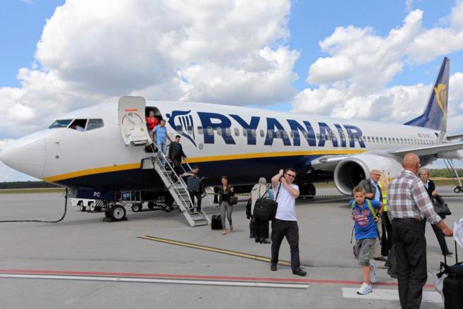 Pasajeros descendiendo de un vuelo de la compaa irlandesa Ryanair