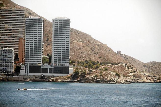 Dos torres de apartamentos en la Playa de Levante en el municipio de...