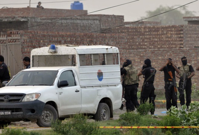 Agentes de la Policía de Pakistán tras la redada en una casa de...
