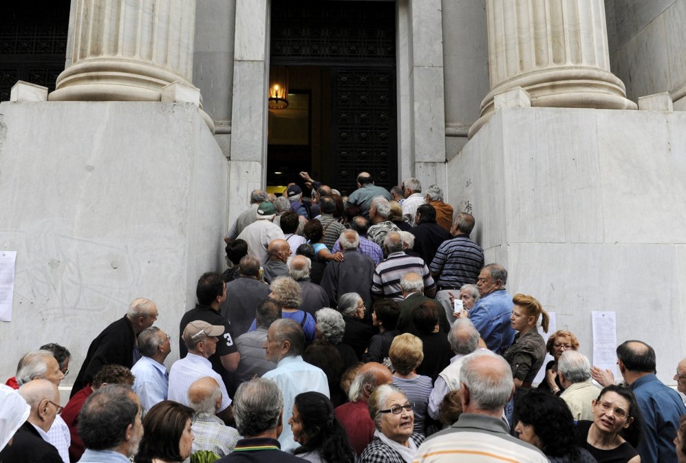Pensionistas griegos intentando acceder al Banco Nacional para...