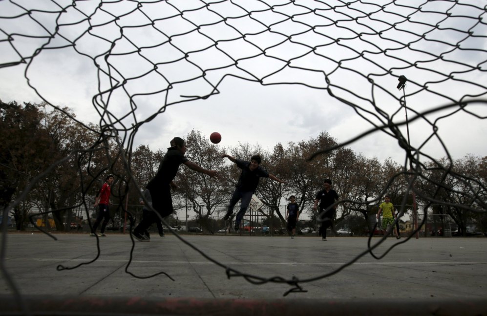 Nios jugando al ftbol en Santiago, Chile.