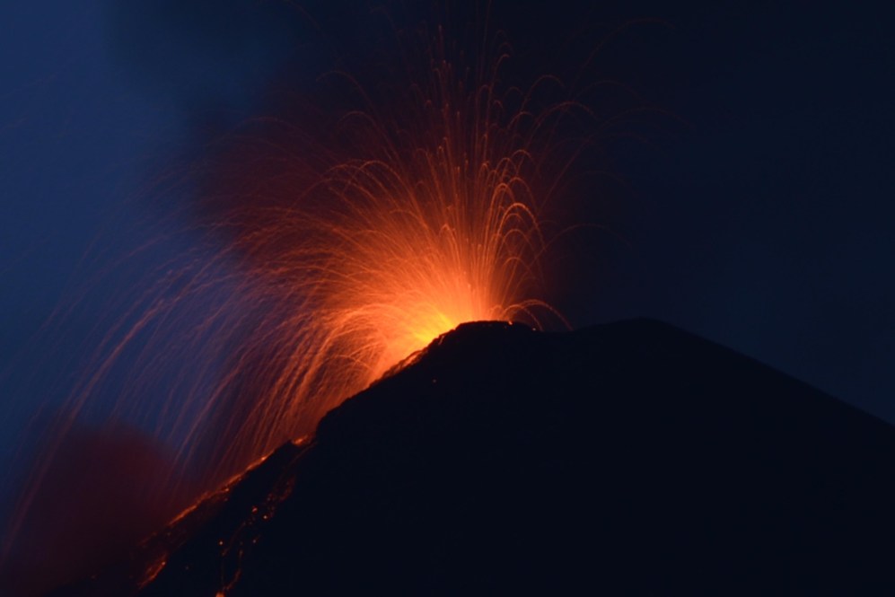 Volcn de Fuego en erupcin a unos 50 km de Chile.