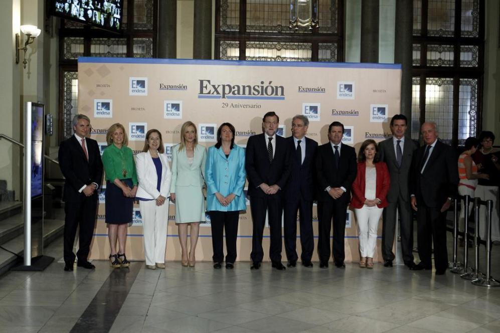 El Presidente del Gobierno Mariano Rajoy, posa junto al Presidente de...