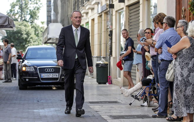 El ex presidente Fabra, camino del Palau de la Generalitat.