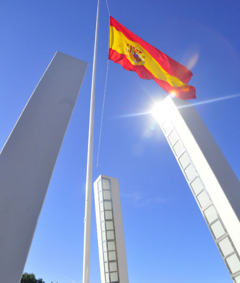 La bandera de Espaa situada en la rotonda de entrada a Palmanova.