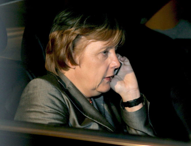 Merkel a la salida de una reunin de su partido en Berln, la NSA la...