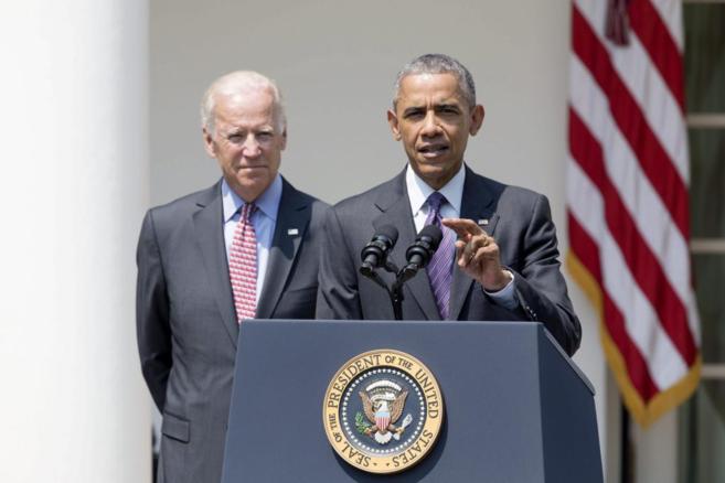 Barack Obama junto a Joe Biden durante una rueda de prensa en  la Casa...
