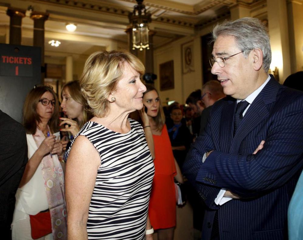 La presidenta del PP de Madrid, Esperanza Aguirre, charla con el...
