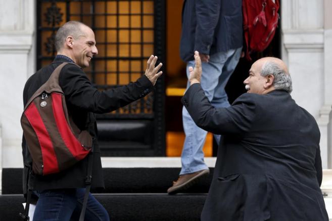 A la izquierda el ministro de Finanzas griego, Yanis Varoufakis.