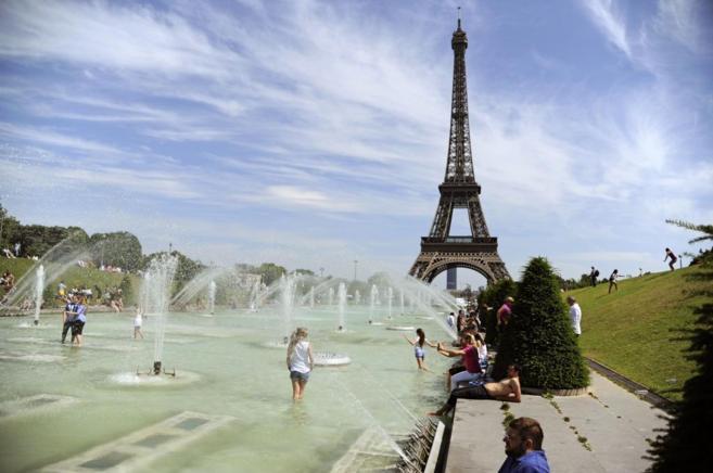 Los parisinos se refrescan en las fuentes de los Jardines del...