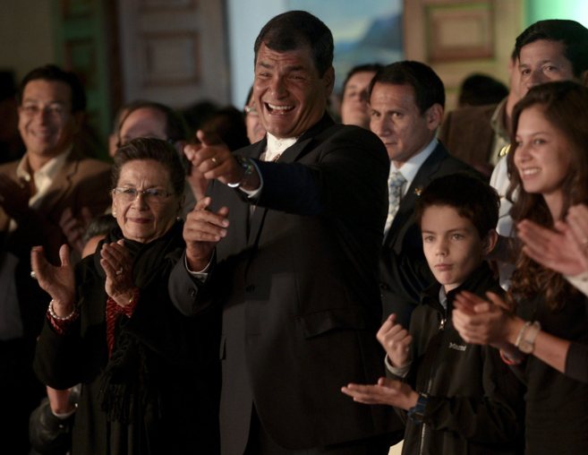 Rafael Correa, presidente de Ecuador, rodeado de su familia en el...
