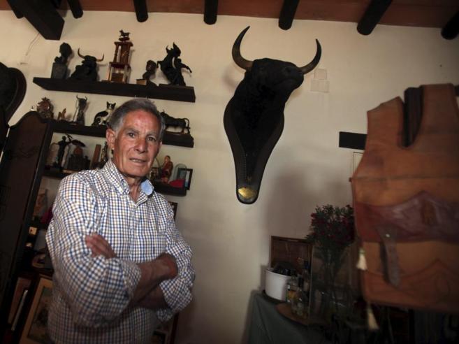 El maestro Ruiz Miguel en su casa de Cdiz delante de uno de los...