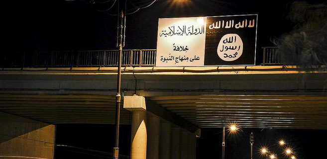 Bandera del Estado Islámico (IS) en un puente de Mosul (Iraq).