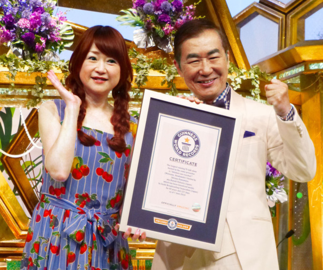Katsura Bunshi y la copresentadora Mami Yamase reciben el premio...