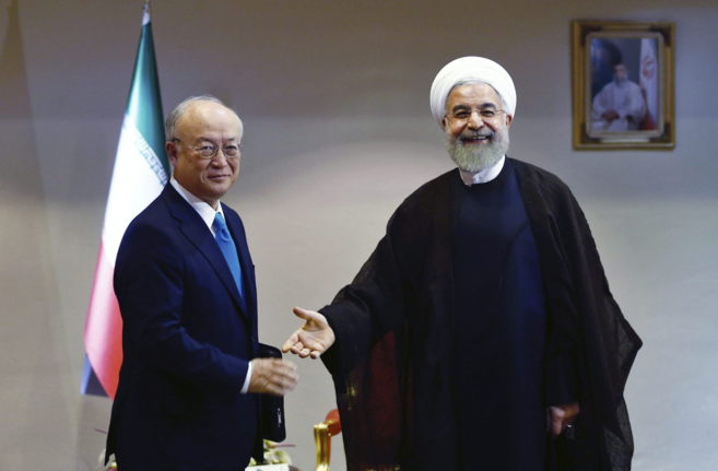 El presidente iran Hasan Rohan saluda al director general del...
