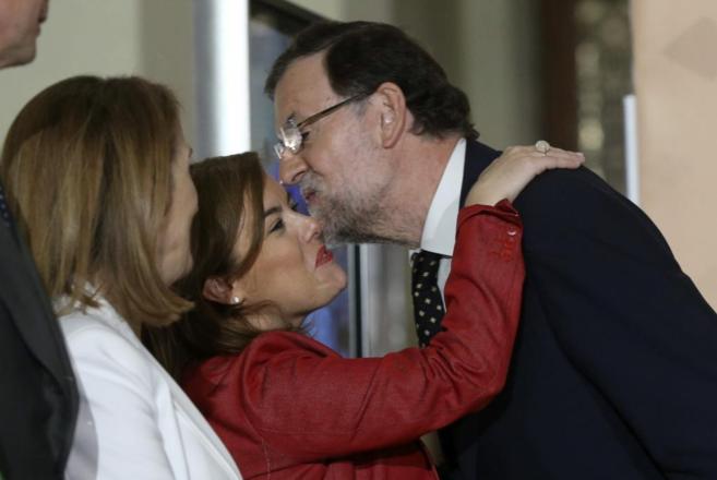 El presidente del Gobierno, Mariano Rajoy, saluda a la vicepresidenta,...