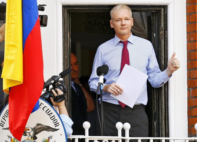 Assange en el balcn de la embajada de Ecuador en Londres.