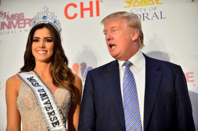 Paulina Vega, acompaada de Donald Trump, tras ser elegida Miss...