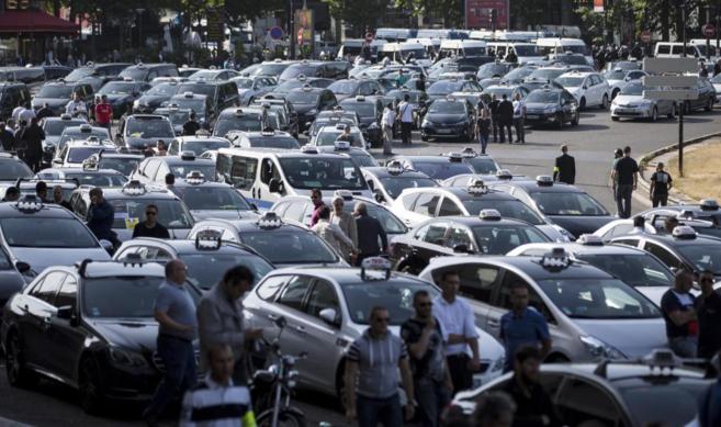 Taxistas en Francia bloqueando la entrada a una estacin