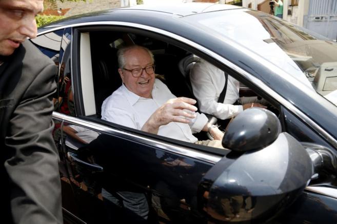 Jean-Marie Le Pen a su llegada a la sede del partido ultraderechista.