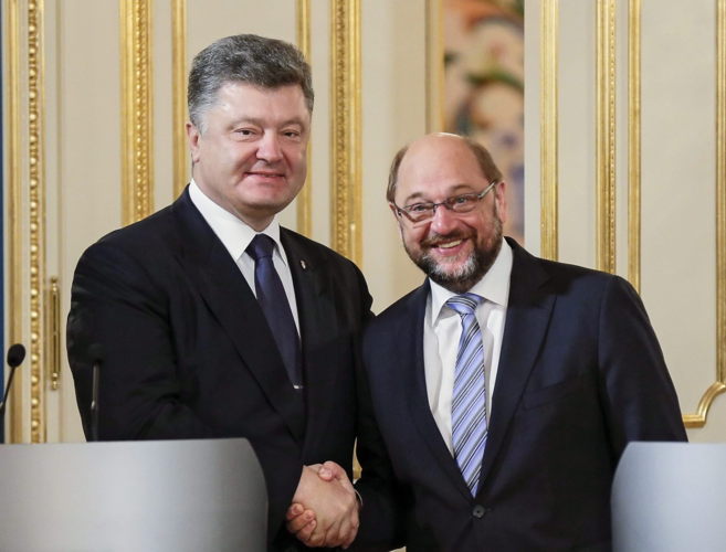 Porosshenko y el presidente del Parlamento Europeo, Schulz, en...