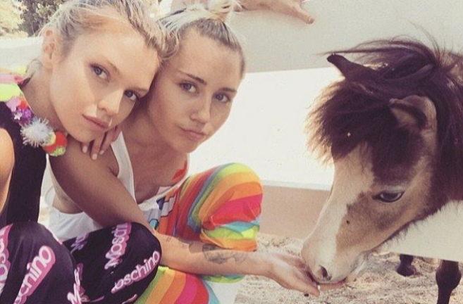 Miley Cyrus y su novia Stella Maxwell posan en las redes sociales.