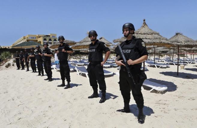 La polica vigila las playas del hotel Imperial Marhaba situado en el...