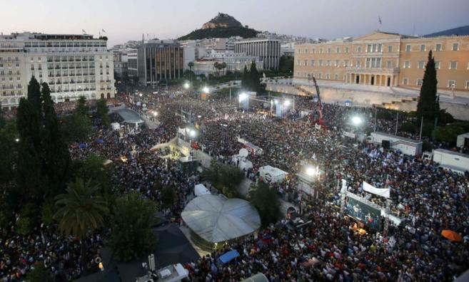 Miles de personas se manifiestan hoy frente al Parlamento griego en...