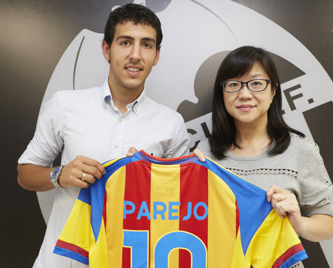 Dani Parejo, tras firmar su renovacin con la presidenta del...