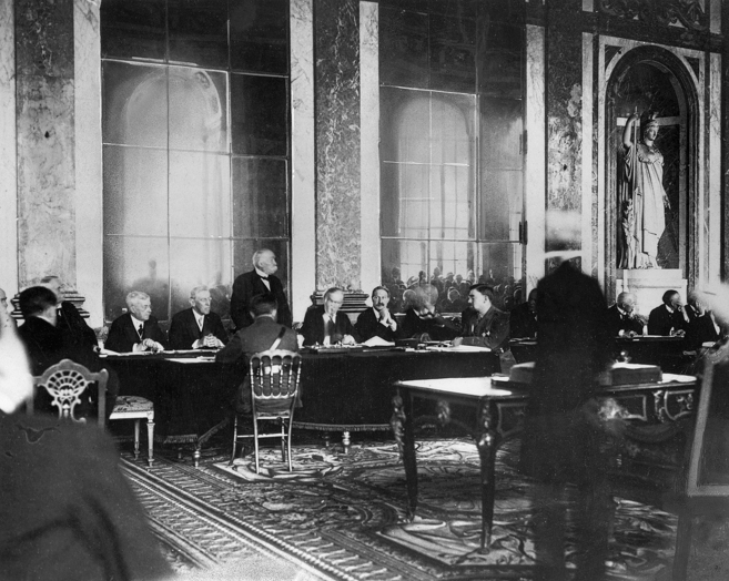 El primer ministro francs, Georges Clemenceau (centro), durante la...
