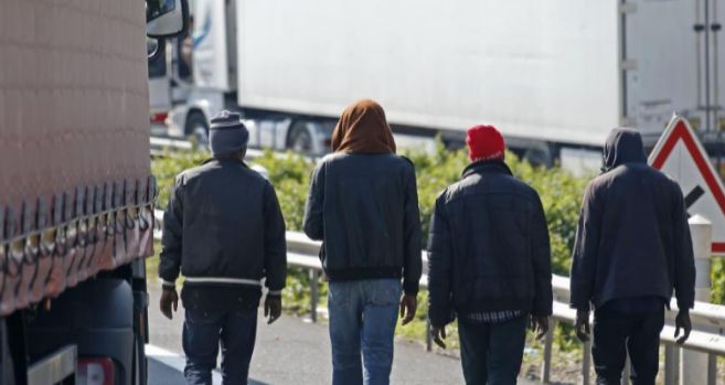 Inmigrantes en el Eurotnel que une Francia con Gran Bretaa.