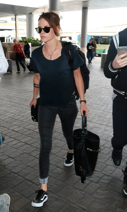 La actriz de la saga Crepsculo, Kristen Stewart, llega de su vuelo...