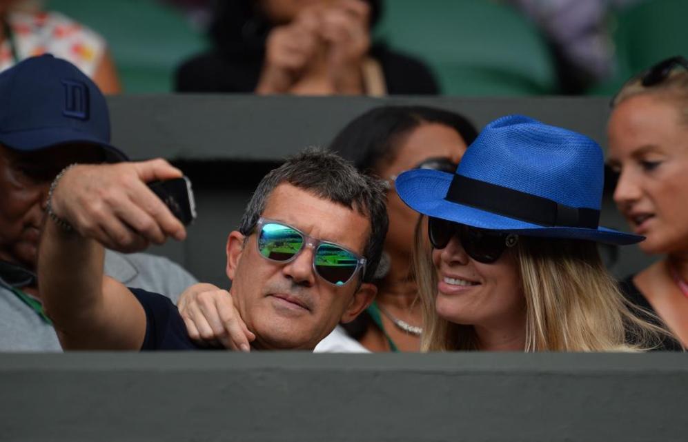 Antonio Banderas y Nicole Kimpel posan para un 'selfie' en el...