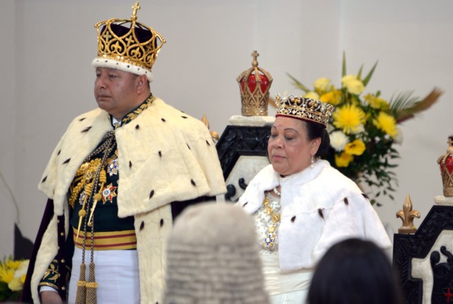 El rey Tupou VI y la reina Nanasipau'u Tuku'aho al ser...