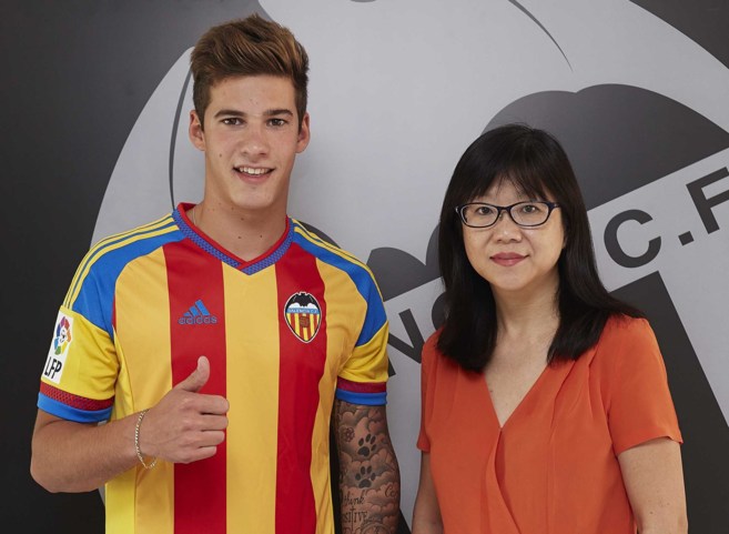 El nuevo futbolista del Valencia, junto a la presidenta Lay Hoon.