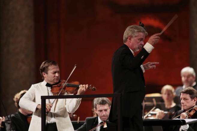 El violinista Capuon junto a la Orquesta de Pars en el Palacio de...