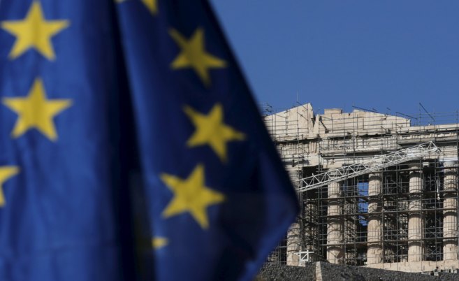 La bandera de la UE ondea en Atenas ante un Partenn lleno de...