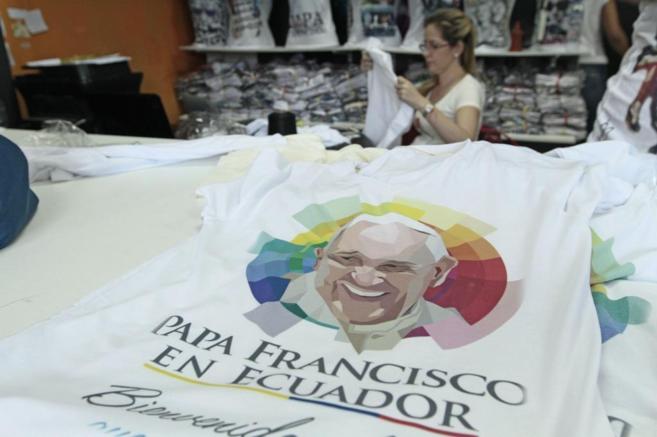 Una camiseta con el rostro del Papa Francisco, en una tienda de Quito.